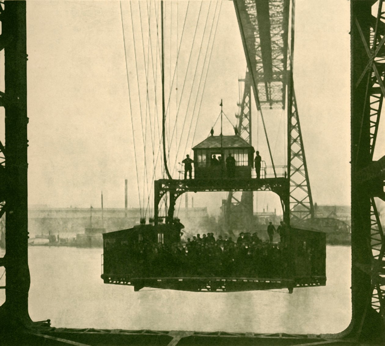 Resande bil, Transporter Bridge, Middlesborough, c1930. av Unbekannt