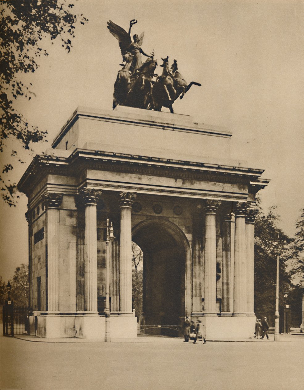 Triumfbågen flyttade från Hyde Park till Constitution Hill, c1935. av Unbekannt