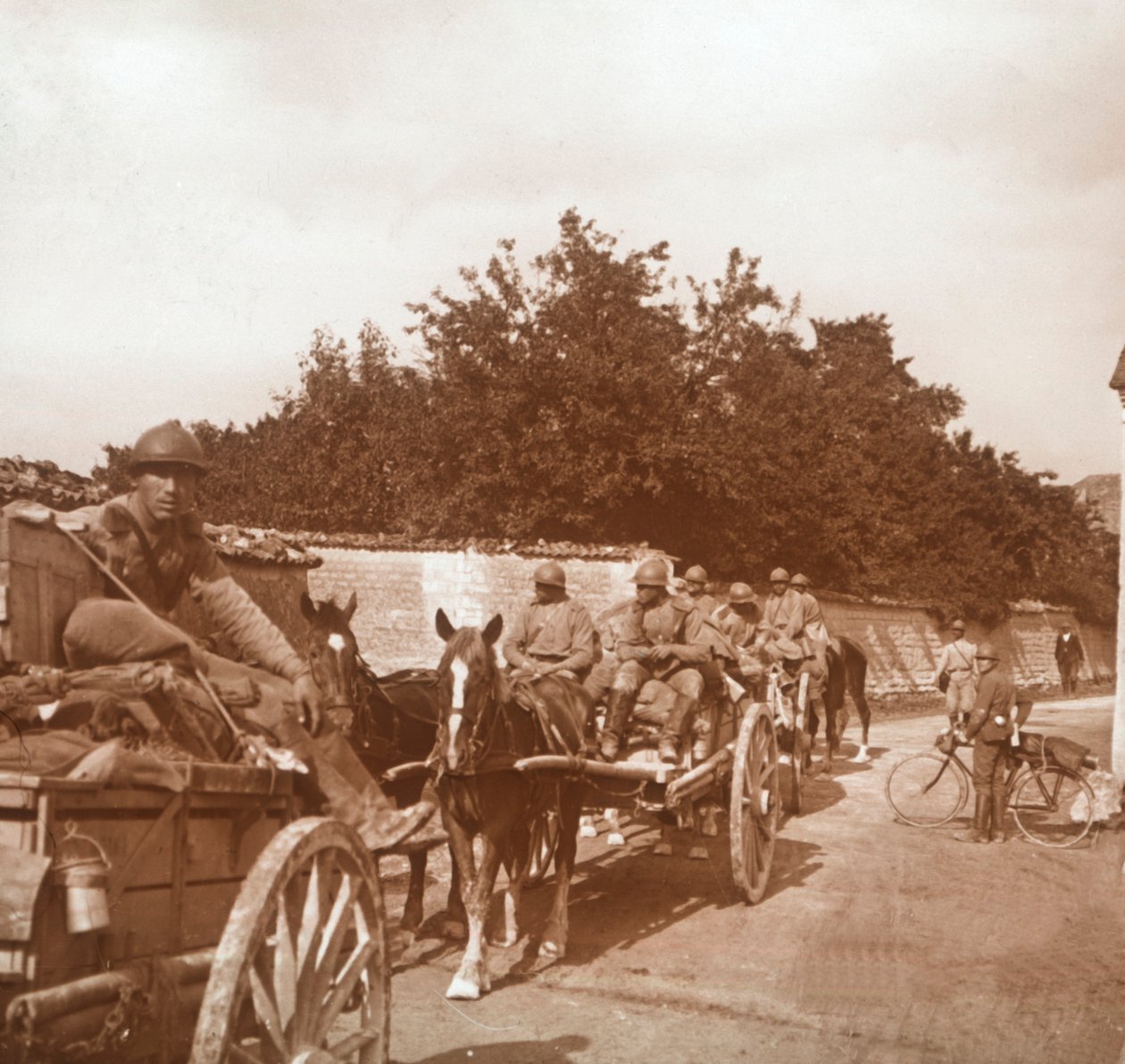 Trupper i hästdragna kärror, Raux, Frankrike, c1914-c1918 av Unbekannt