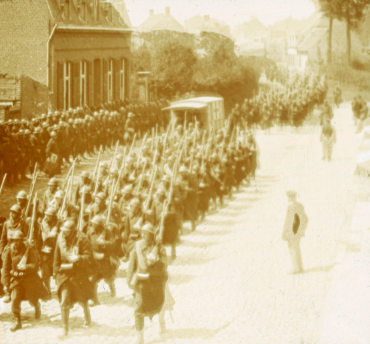 Trupper marscherar, Alveringem, Flandern, Belgien, c1914-c1918 av Unbekannt