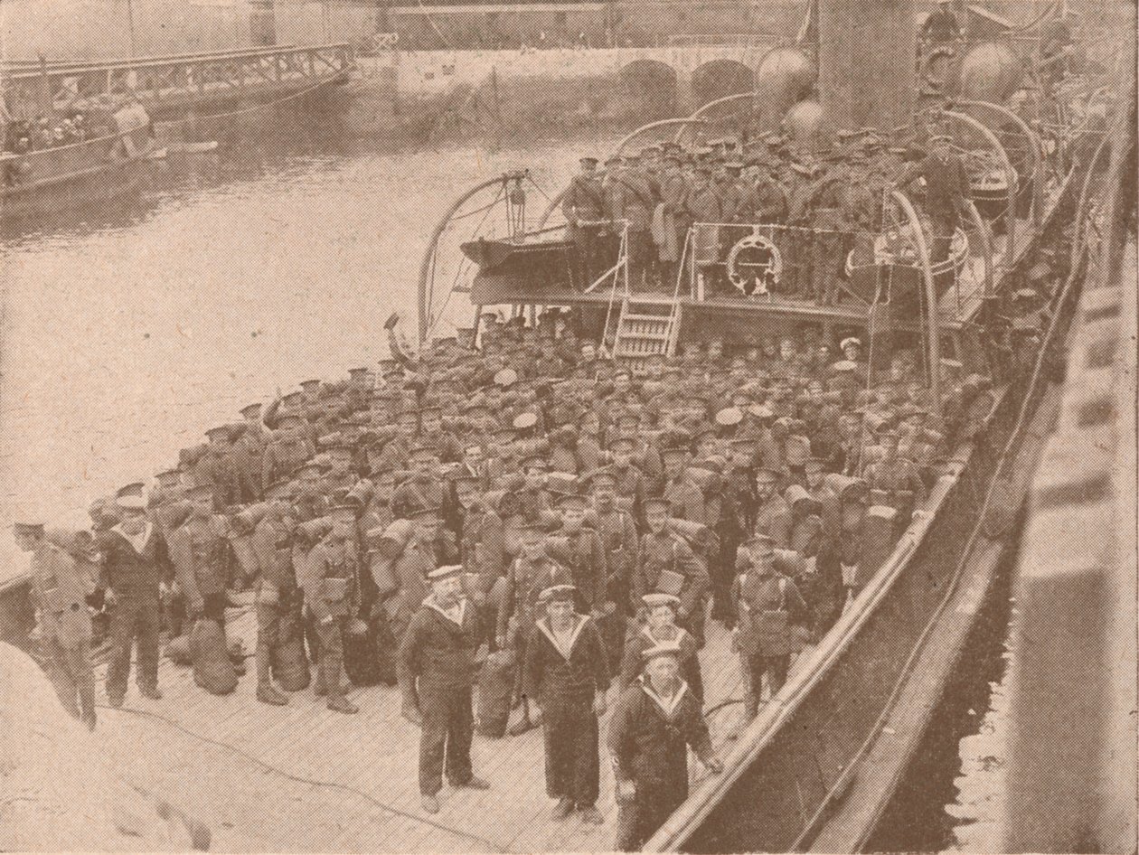 Trupper ombord på en kanaltransport, c1915 1928 av Unbekannt