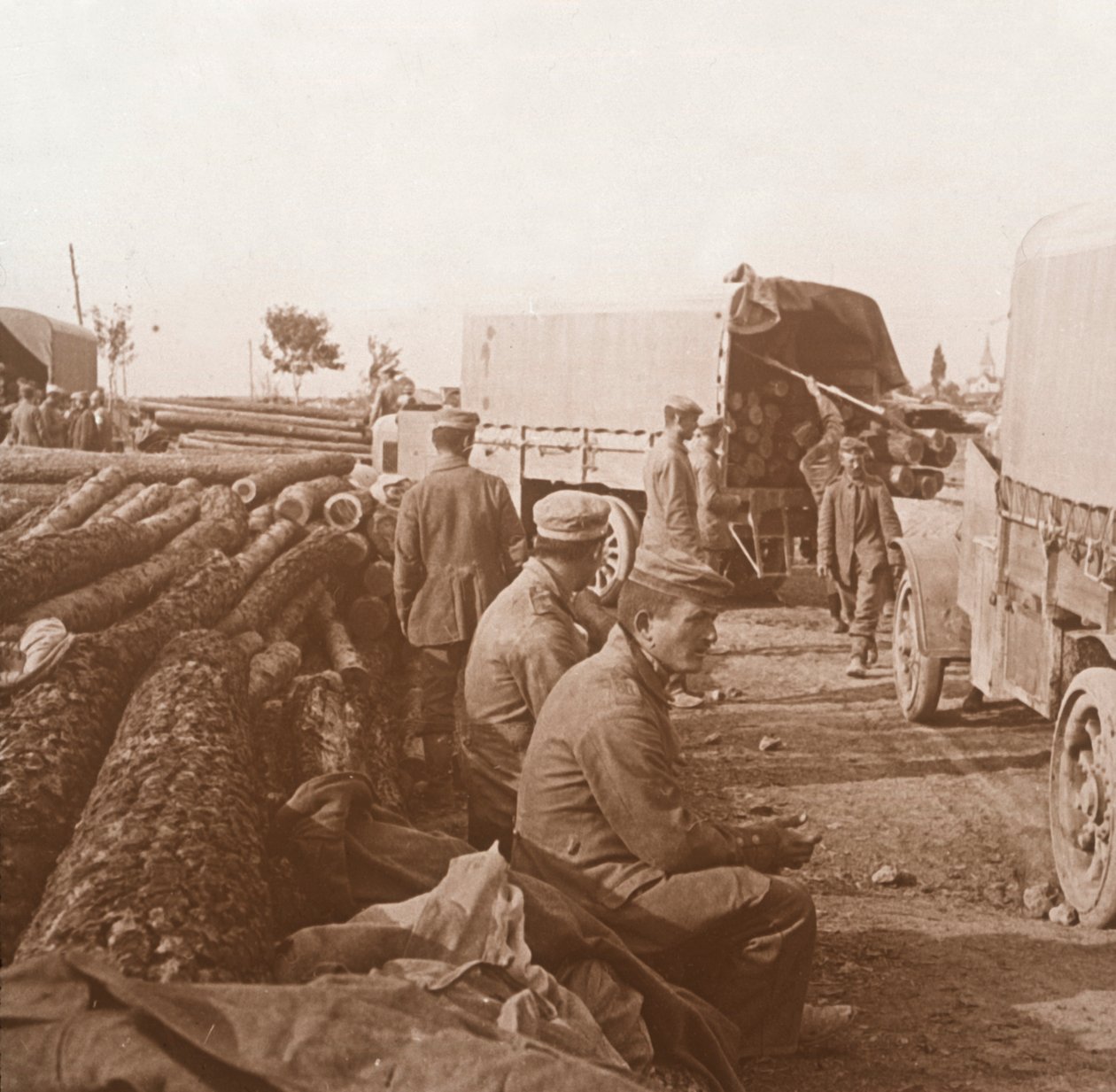 Lastbilar på Voie Sacrée, Verdun, norra Frankrike, c1914-c1918. av Unbekannt