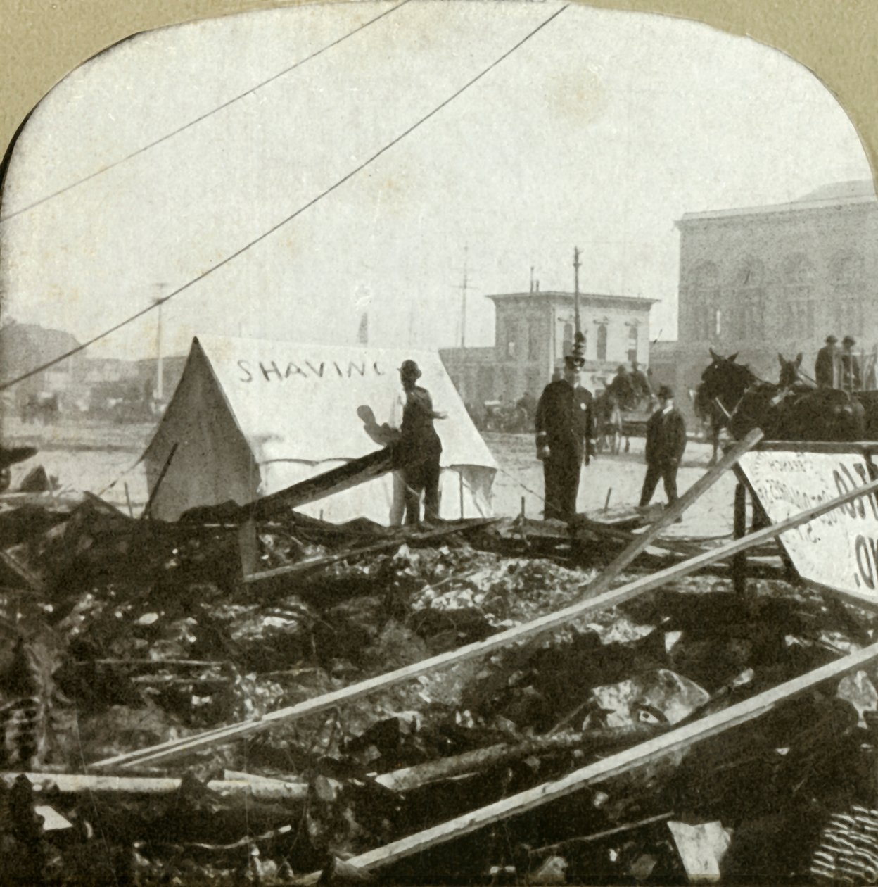 True grit - Frisörmålning skylt på tält utsträckt på trottoaren på tidigare plats, 1906. av Unbekannt