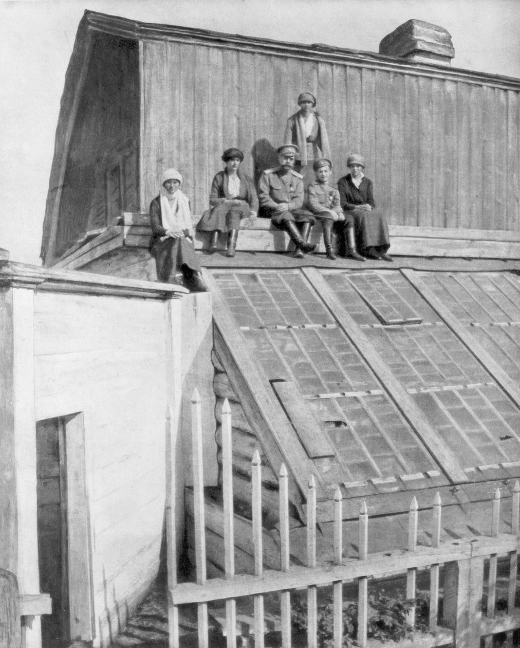 Tsar Nicholas II och hans barn sitter på ett växthus, Tobolsk, Sibirien, Ryssland, 1917 av Unbekannt