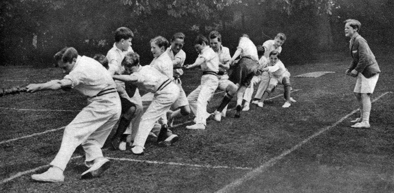 Dragkamp vid Mill Hill Junior School sportdag, London, 1926-1927 av Unbekannt