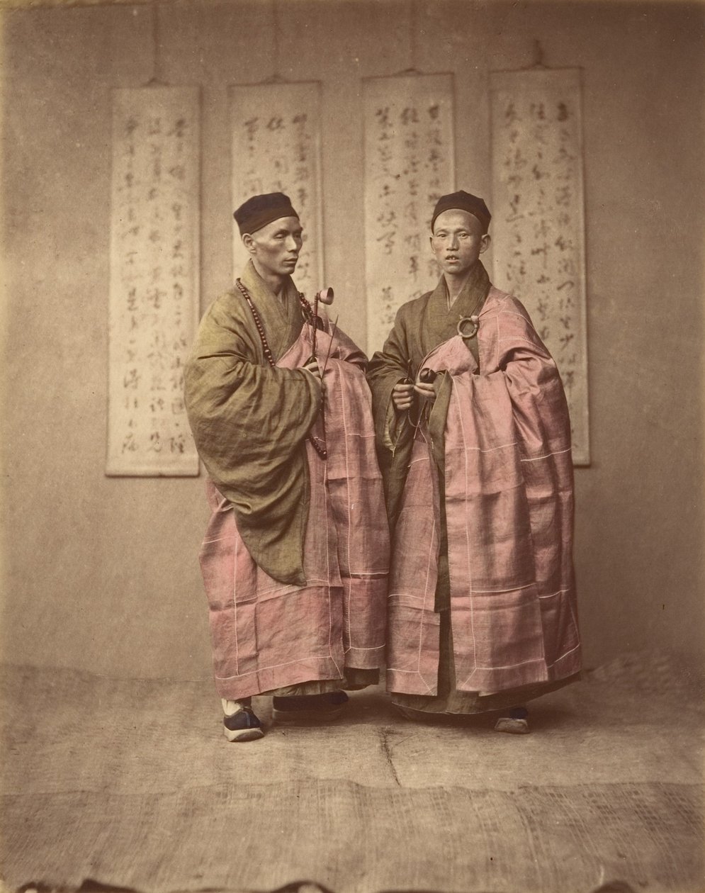 [Två kinesiska män i matchande traditionell klänning], 1870-talet. av Unbekannt