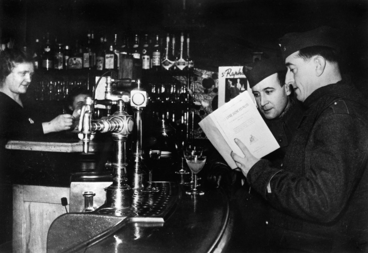 Två franska soldater på permission på ett kafé, c1939-1940 av Unbekannt