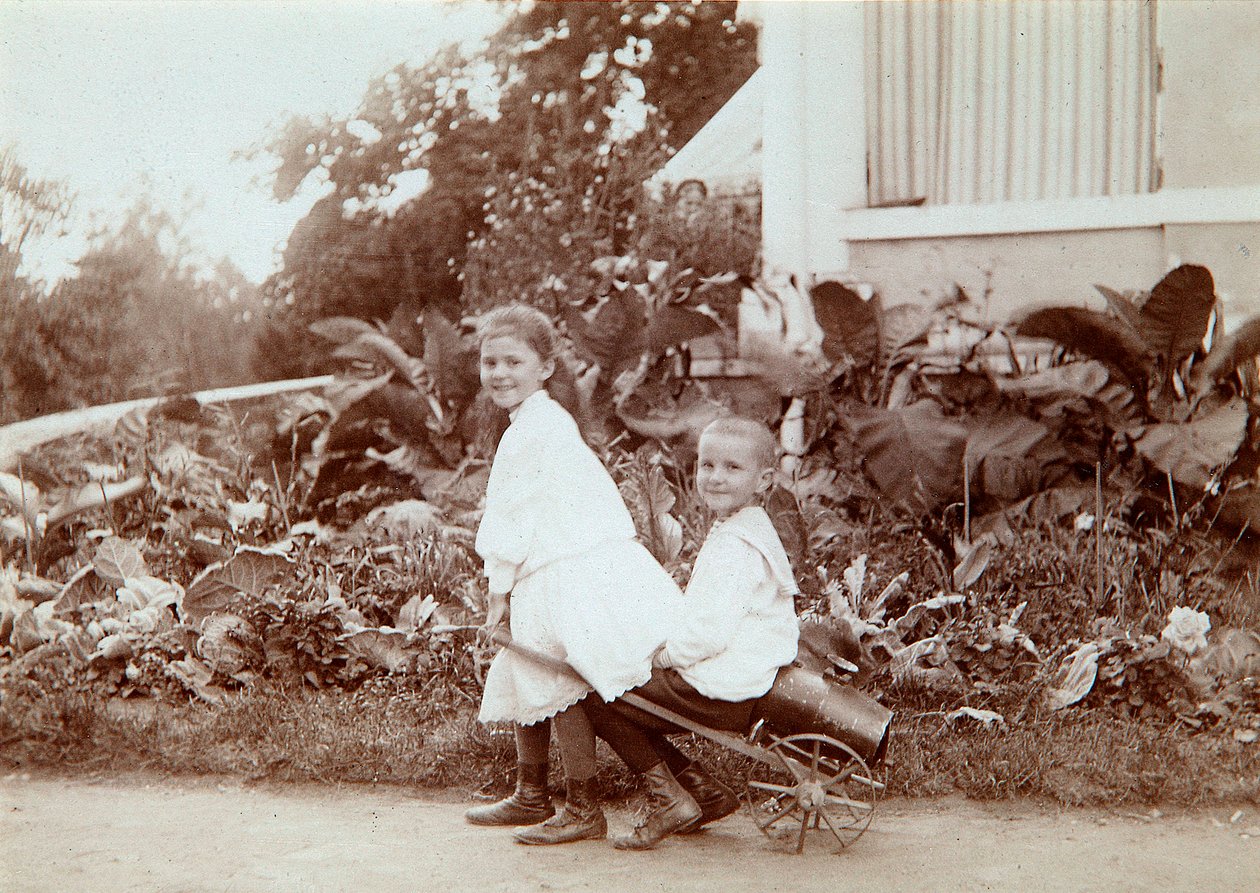 Två barn som leker utomhus, 1890-tal av Unbekannt