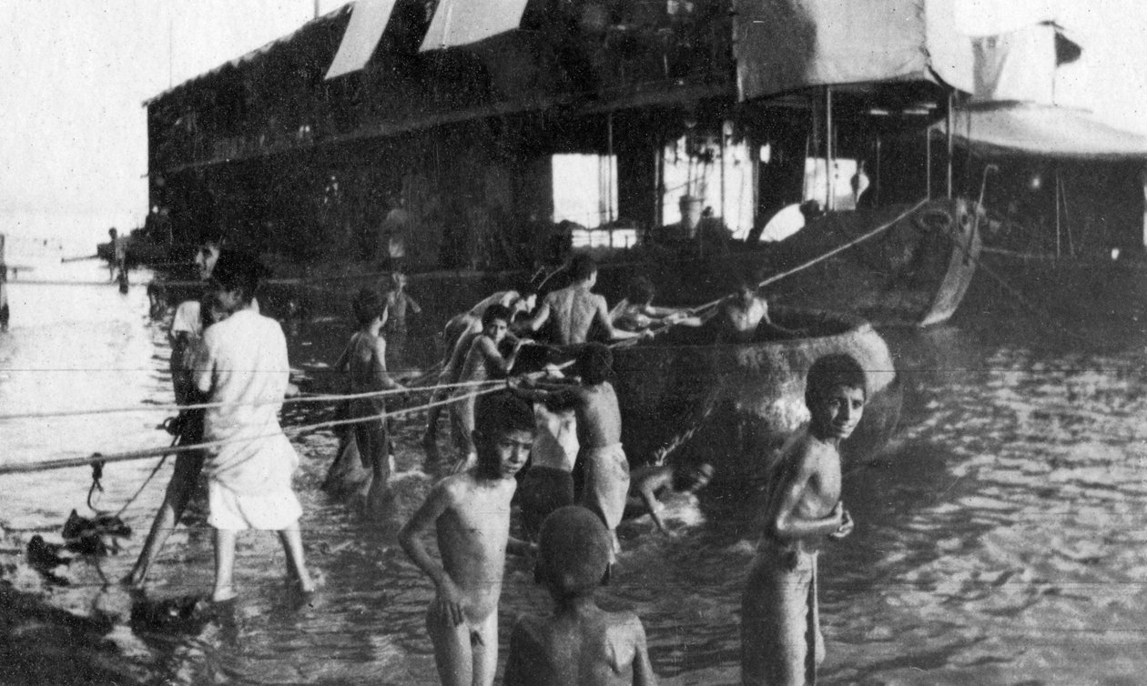Tvådäckarspråm användes för att flytta brittiska trupper uppför Tigris från Amarah till Bagdad, 1918 av Unbekannt