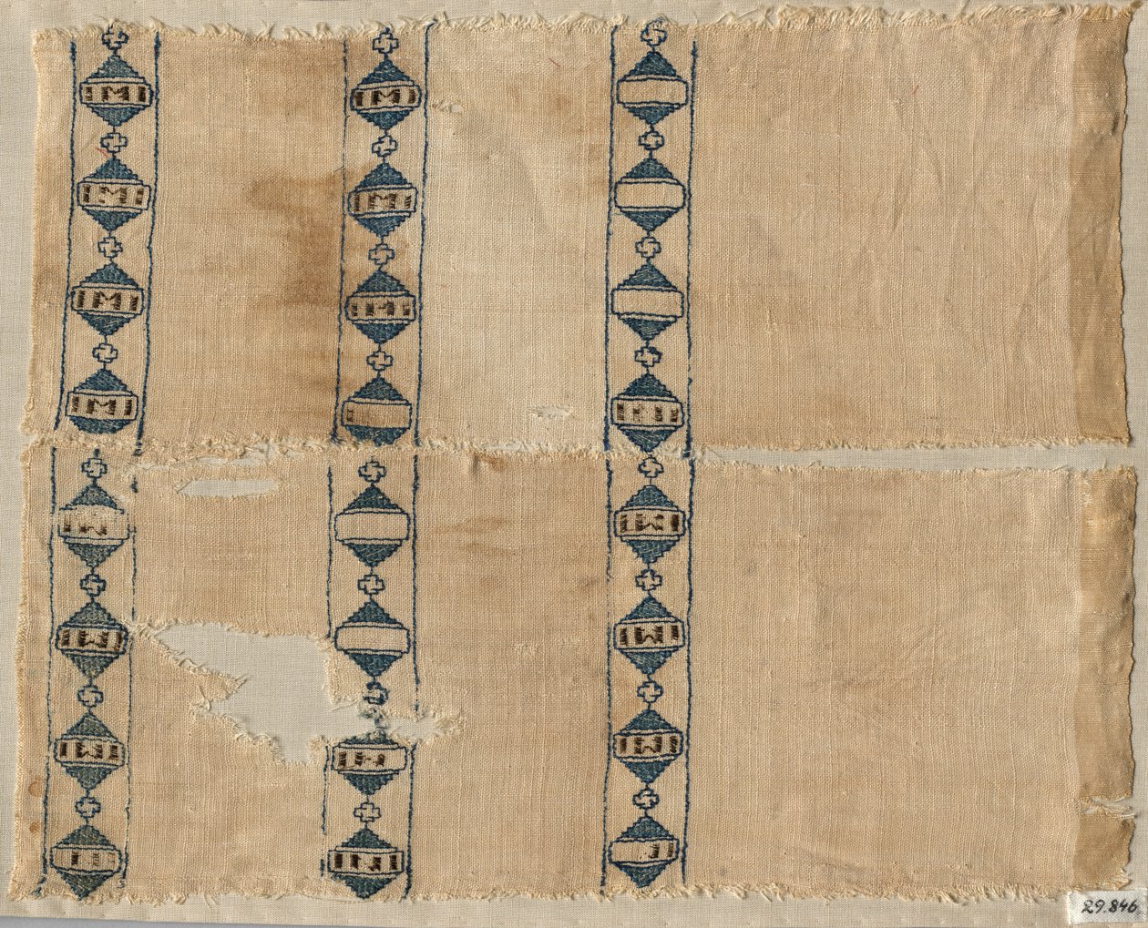 Två fragment av en halsduk eller huvudbonad, 1300-tal. av Unbekannt