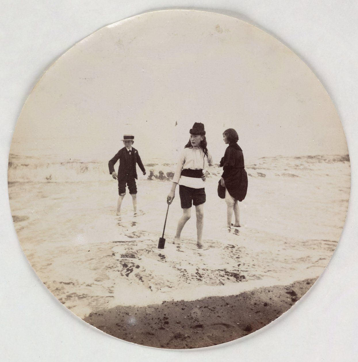 "Två flickor och en pojke som paddlar i havet", vers les annees 1890 av Unbekannt