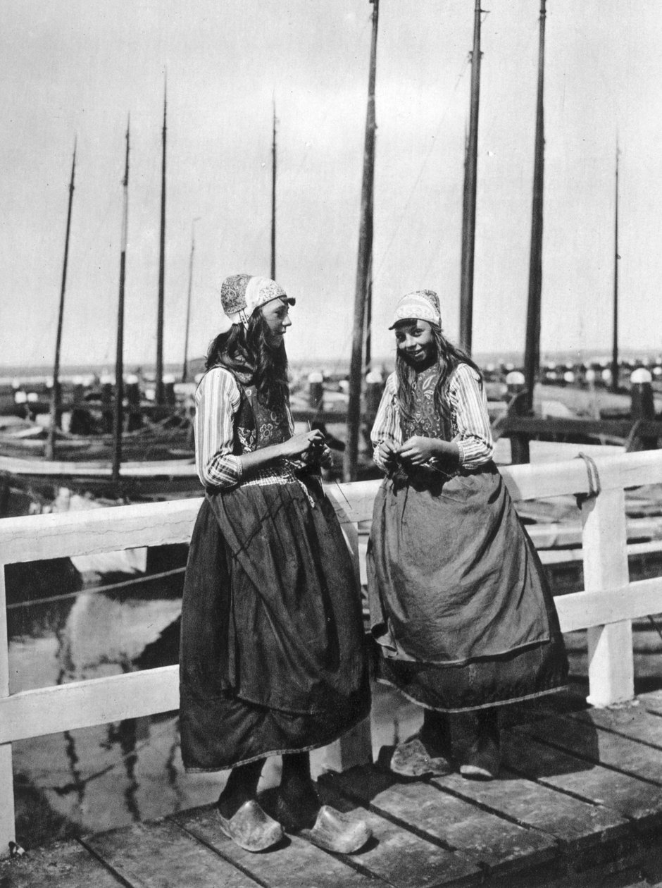 Två flickor på landningsbanan, Marken, Nederländerna, c1934 av Unbekannt