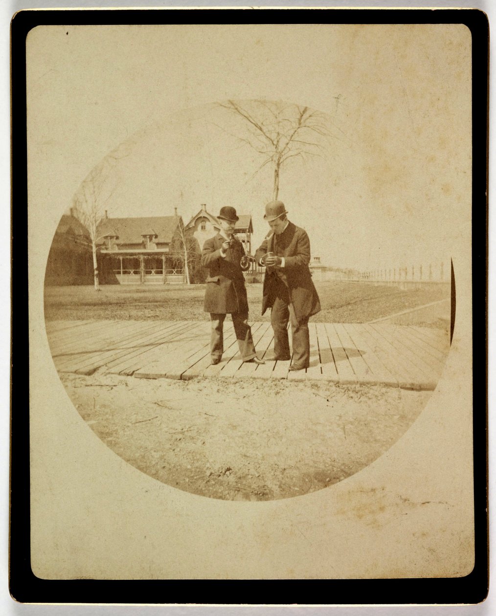 "Två män på en strandpromenad", vers 1890 av Unbekannt