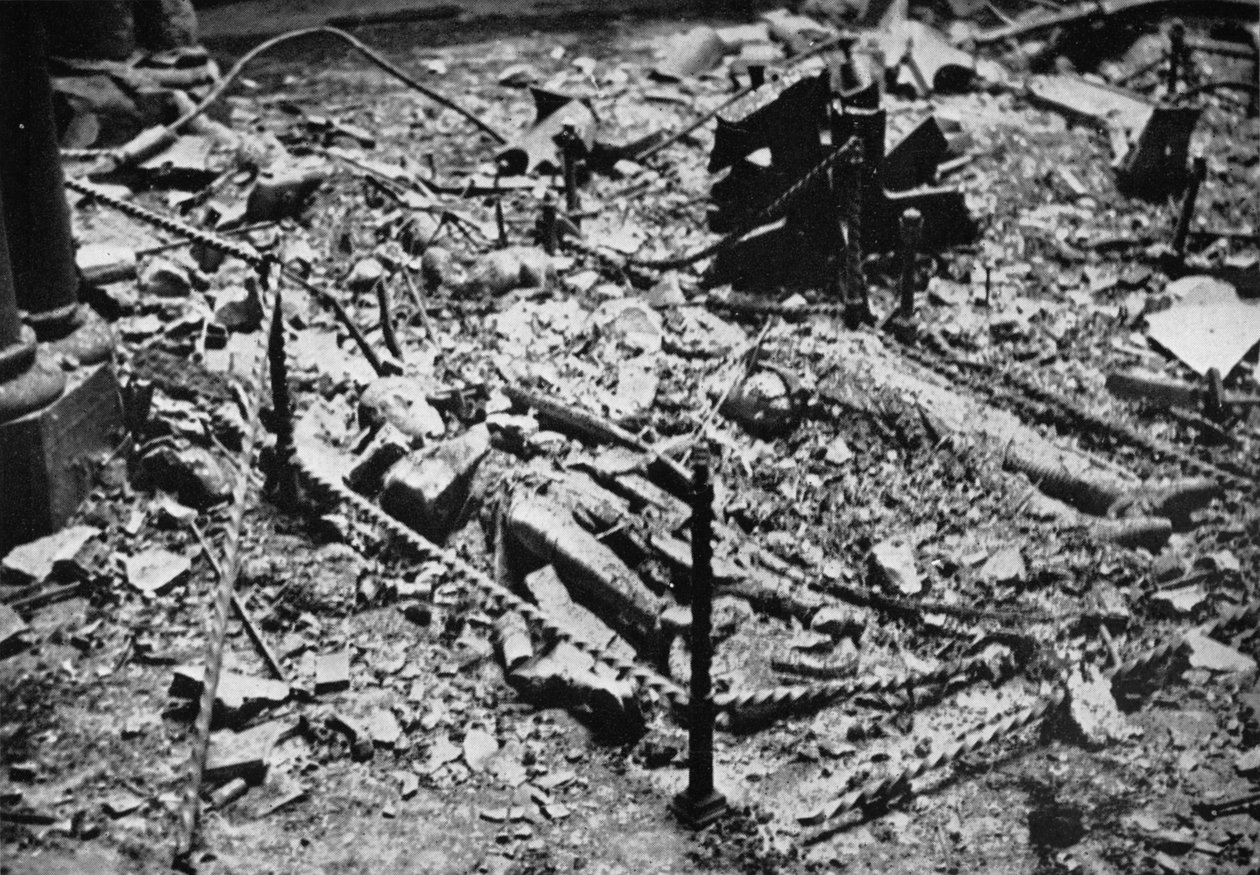 Två av riddarnas bilder i omgången av Tempelkyrkan, urtagna av eld, 1941 av Unbekannt