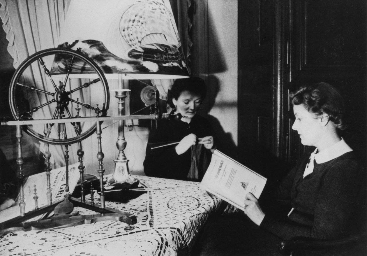 Två kvinnor hemma, Frankrike, 1939 av Unbekannt