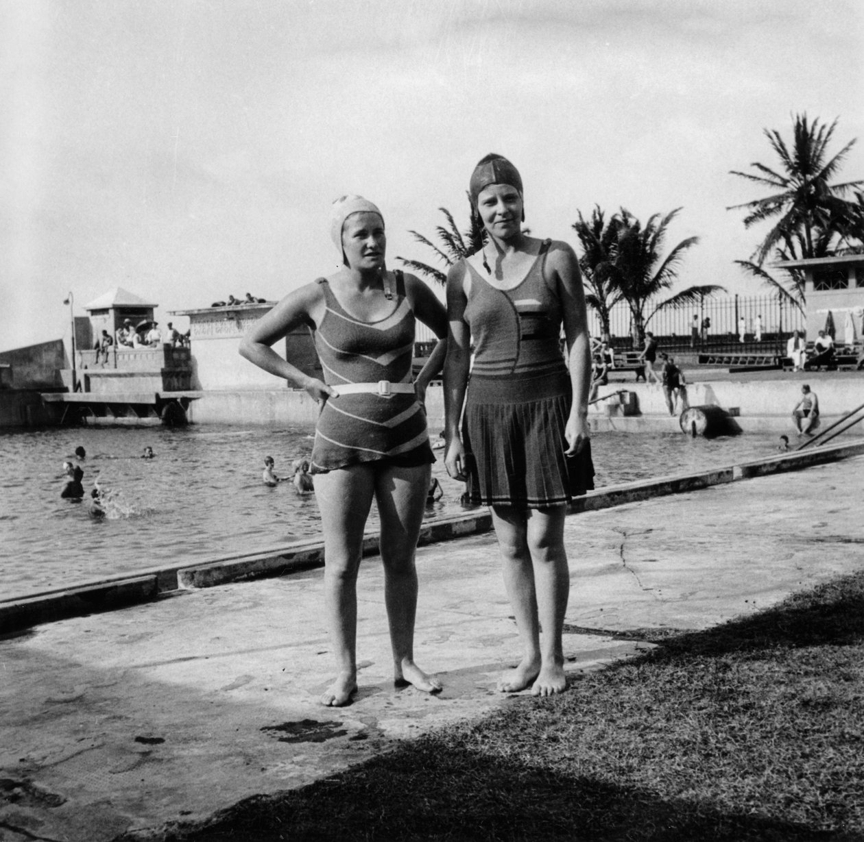 Två kvinnor i baddräkter bredvid en pool, Balboa, Panama, 1931 av Unbekannt