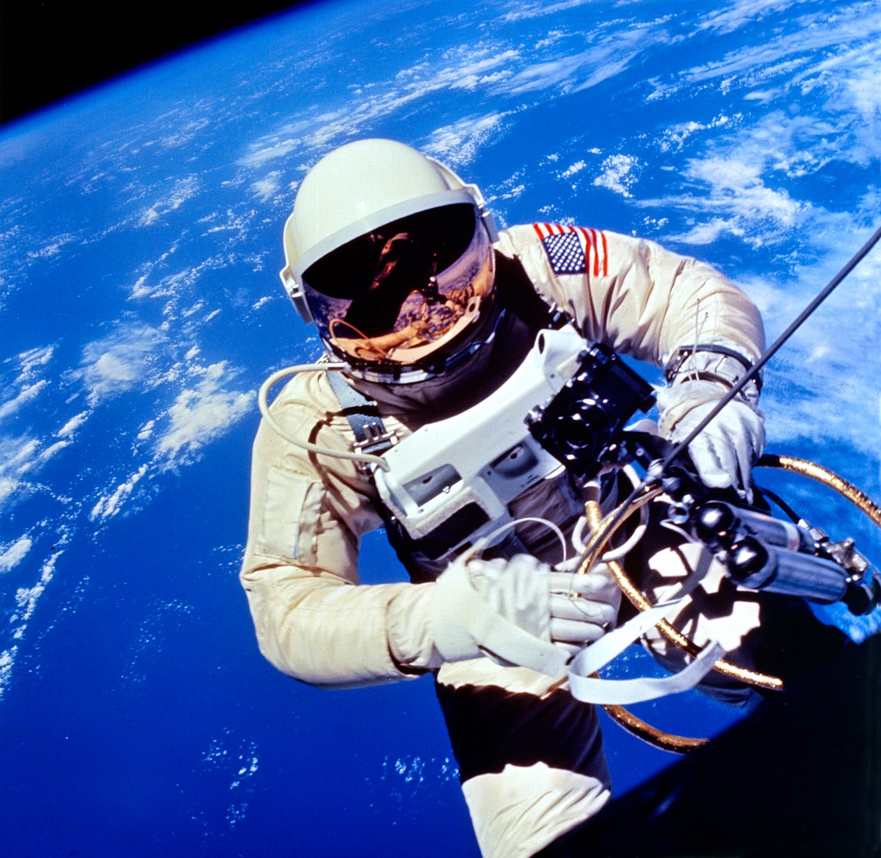 Den amerikanska astronauten Edward H. White II utför externa uppgifter av Unbekannt