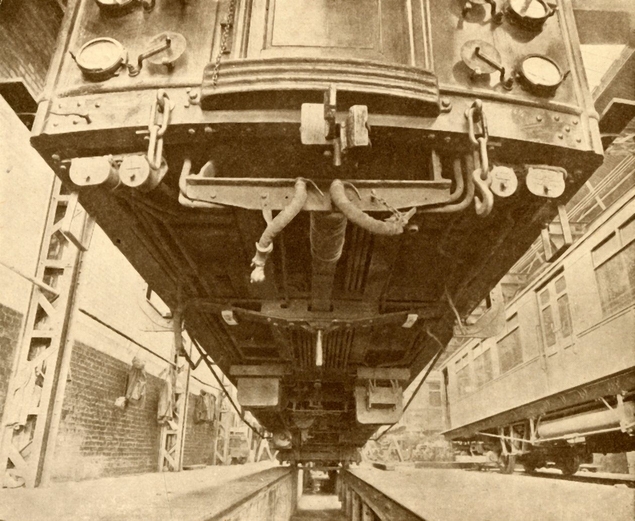 Under the Underground: Beneath a District Railway Electric Car, 1930. av Unbekannt
