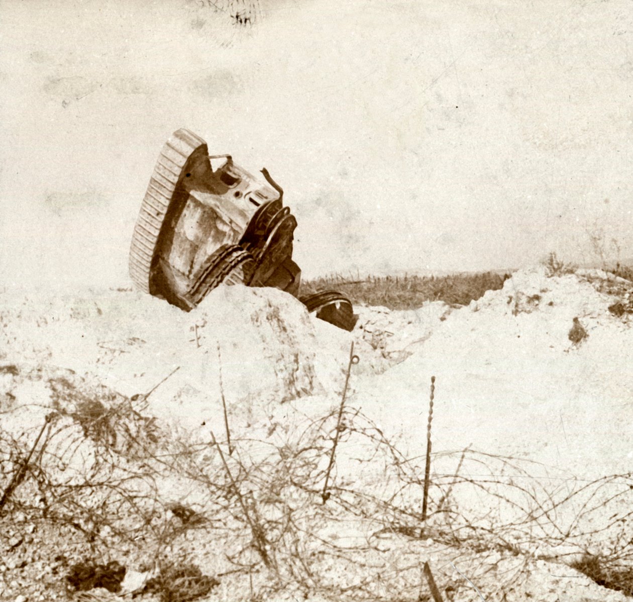 Undersidan av skadad tank, c1914-c1918 av Unbekannt