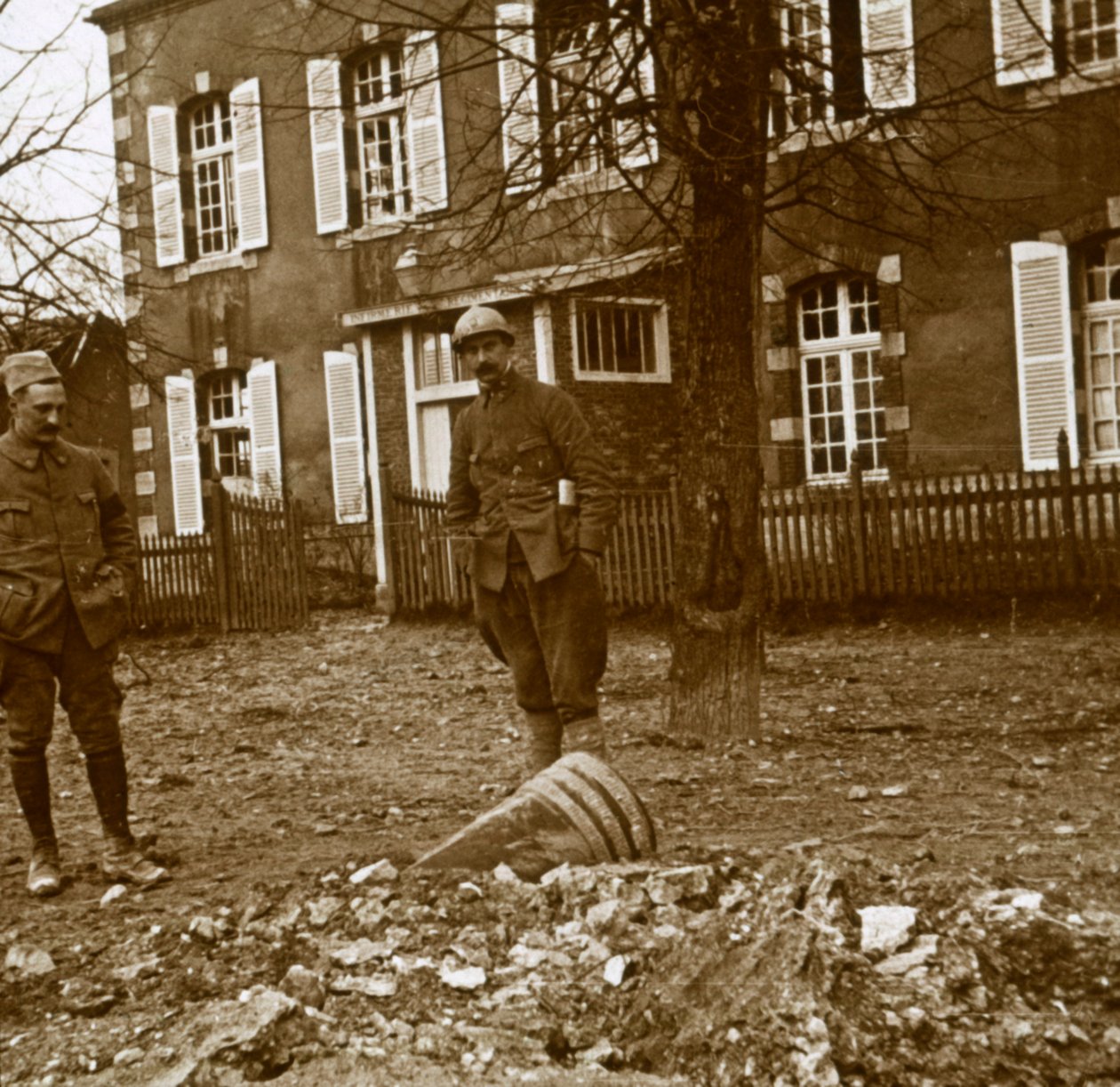 Oexploderat 380-skal, Verdun, norra Frankrike, c1914-c1918 av Unbekannt