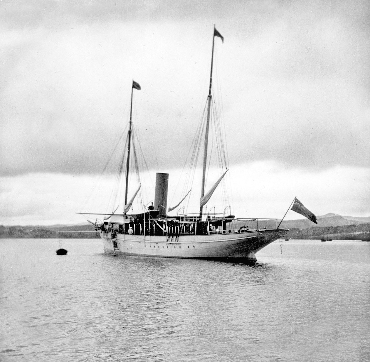 Storbritannien: A Steam Yacht at Anchor. c1890 av Unbekannt