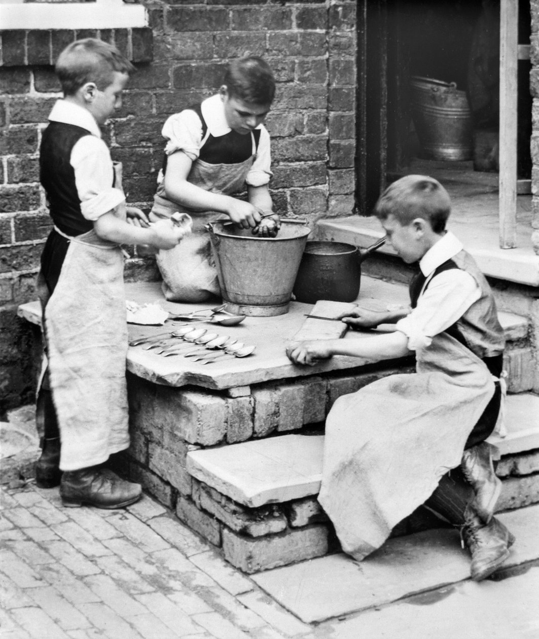 Storbritannien: Pojkar som skalar potatis och slipar knivar på Workhouse Orphanage - Pontefract - c1905 av Unbekannt