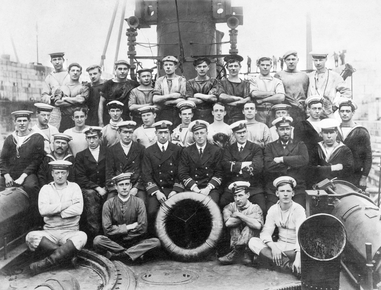 Storbritannien: Officers and Ships Company H.M.T.B 98, den 344:e krigsdagen - c1915 av Unbekannt