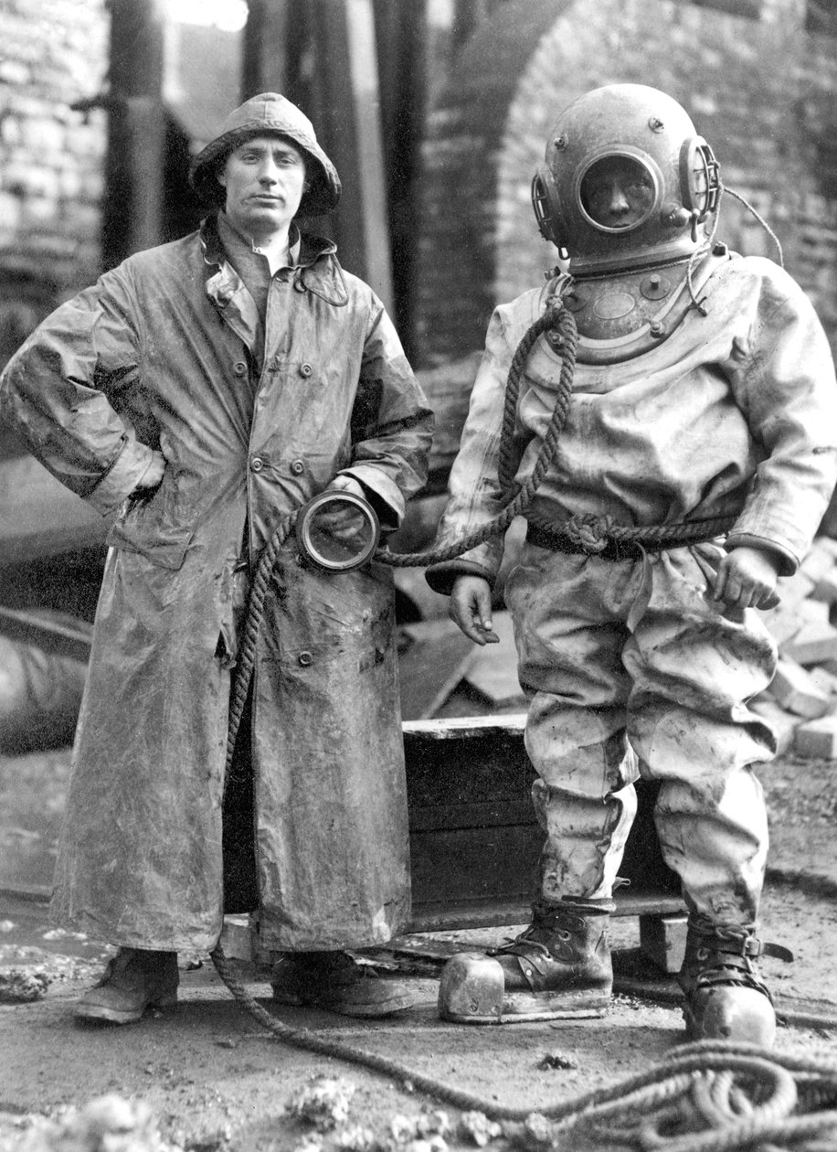 Storbritannien: Dykaren som startade om vattenpumpen vid Newbury Colliery Pit Bottom. Coleford av Unbekannt