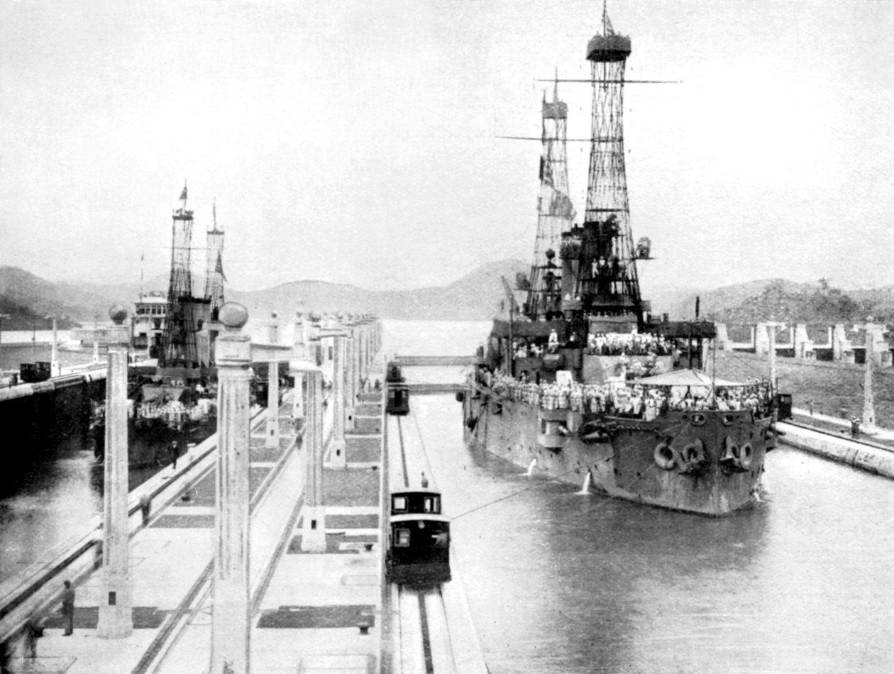 Förenta staternas krigsmän passerar genom en sluss, Panamakanalen, Panama, 1926 av Unbekannt