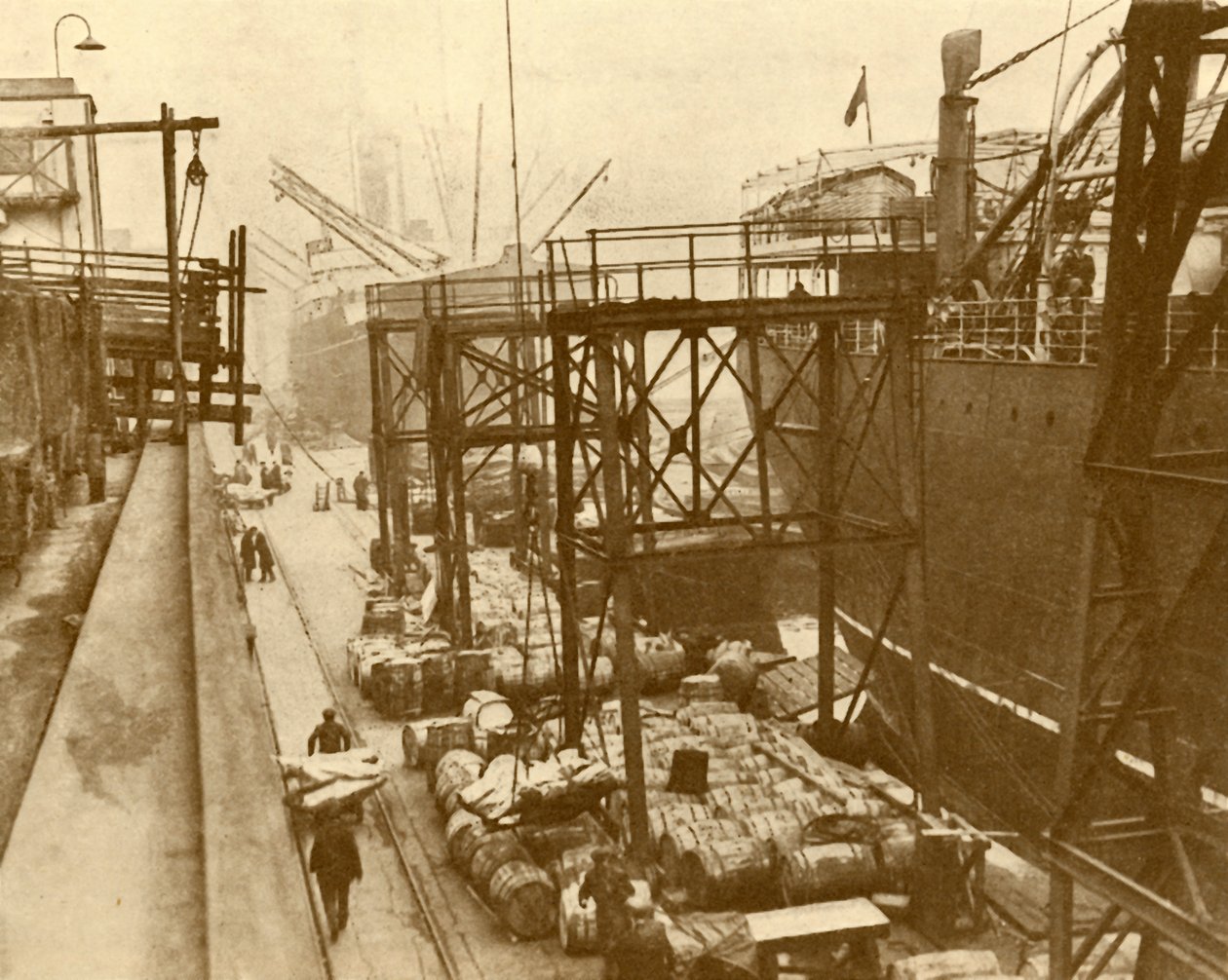 Lossar matskepp vid Royal Albert Docks, London, c1930. av Unbekannt