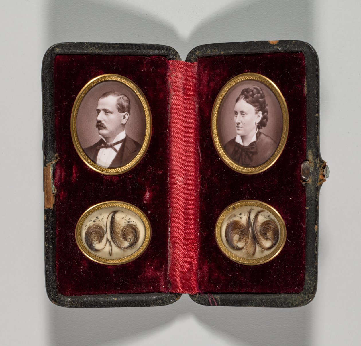 Untitled Fodral med porträtt av en man och kvinna och hårprydnader, ca. 1870-talet. av Unbekannt