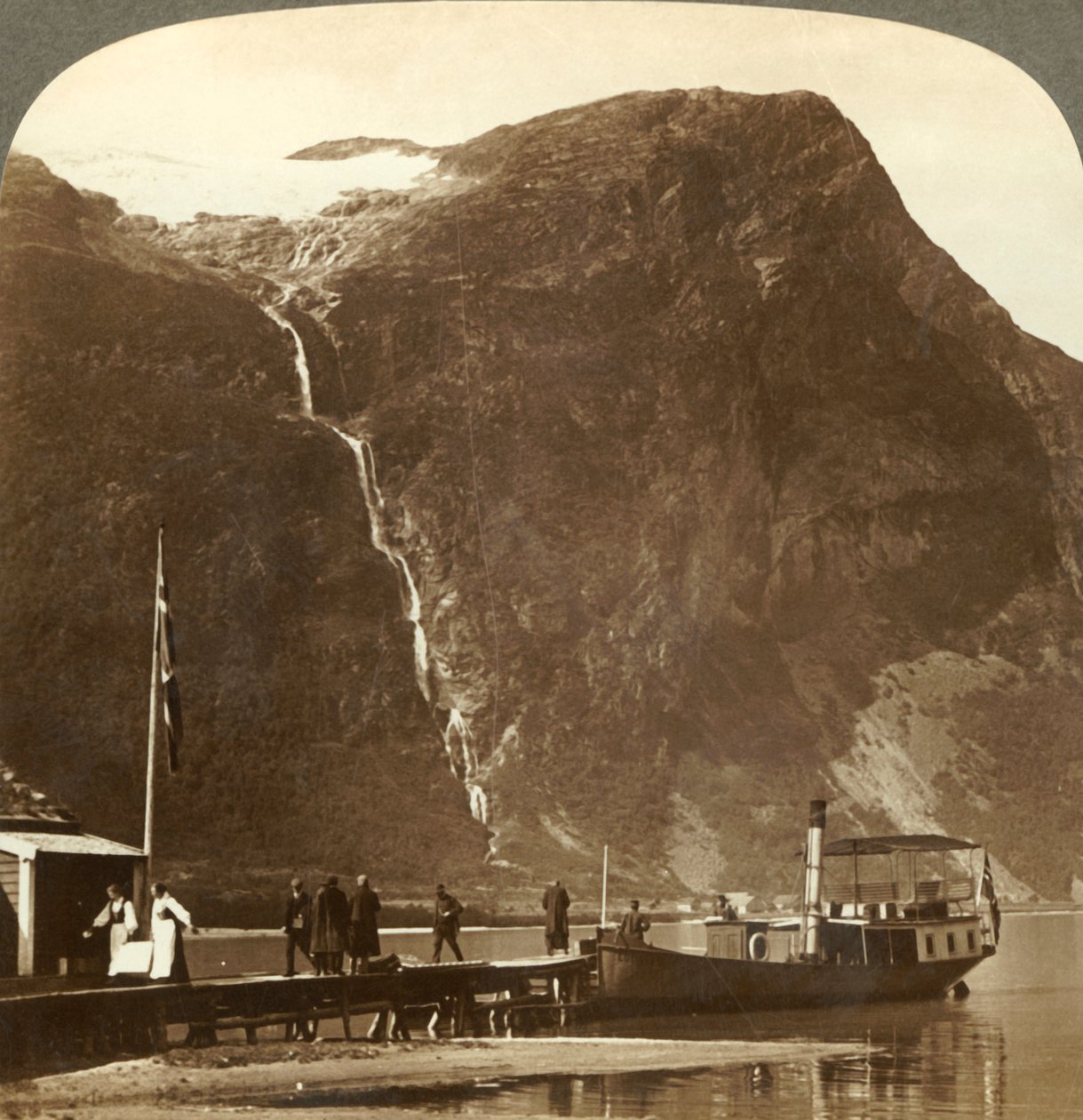 Utigards Falls från Ravnefjeld-glaciären vid sjön Loen - från Naesdal, Norge, c1905. av Unbekannt