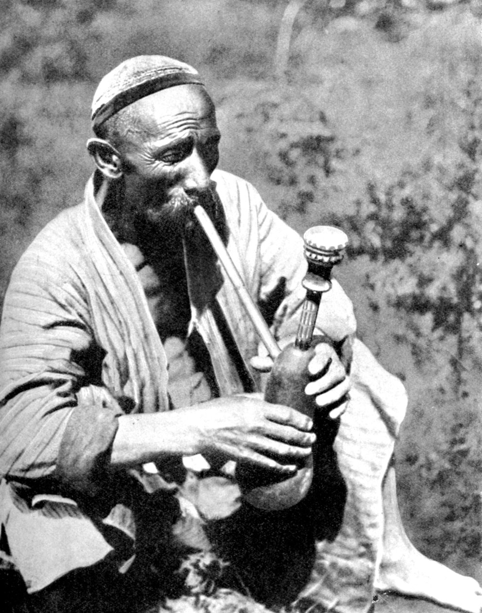 Uzbekisk man som röker kalian, Samarkand, 1936 av Unbekannt