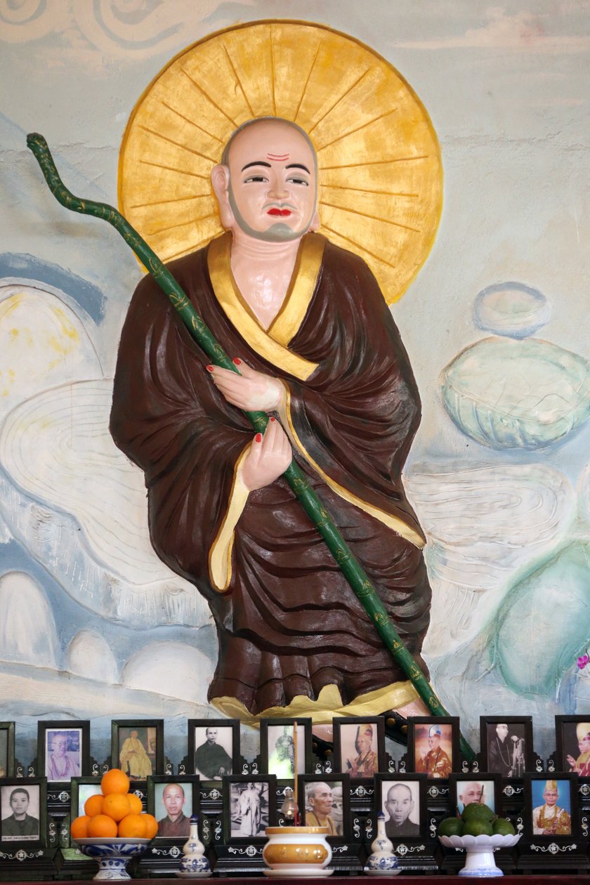 Van Hanh Zen buddhistiska kloster. Buddhistisk munk över vietnamesiskt altare för förfäder. De dödas vördnad. Dalat. Vietnam av Unbekannt