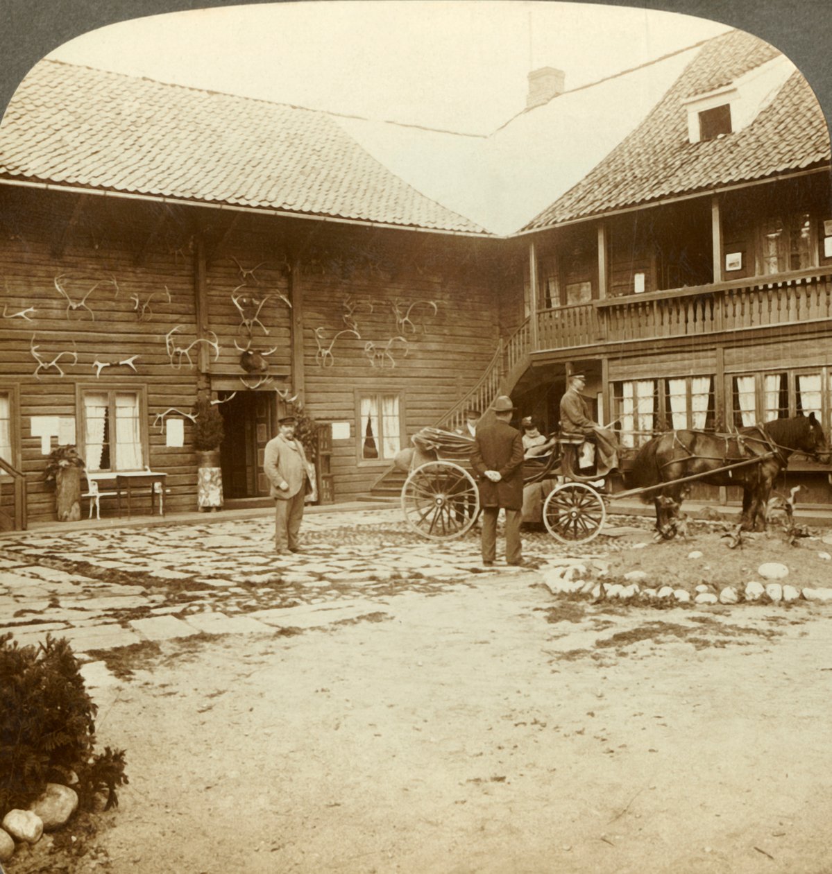 Victoria Hotel, prydt med renhorn, vid Kongsberg, i det karga Norge, c1905. av Unbekannt