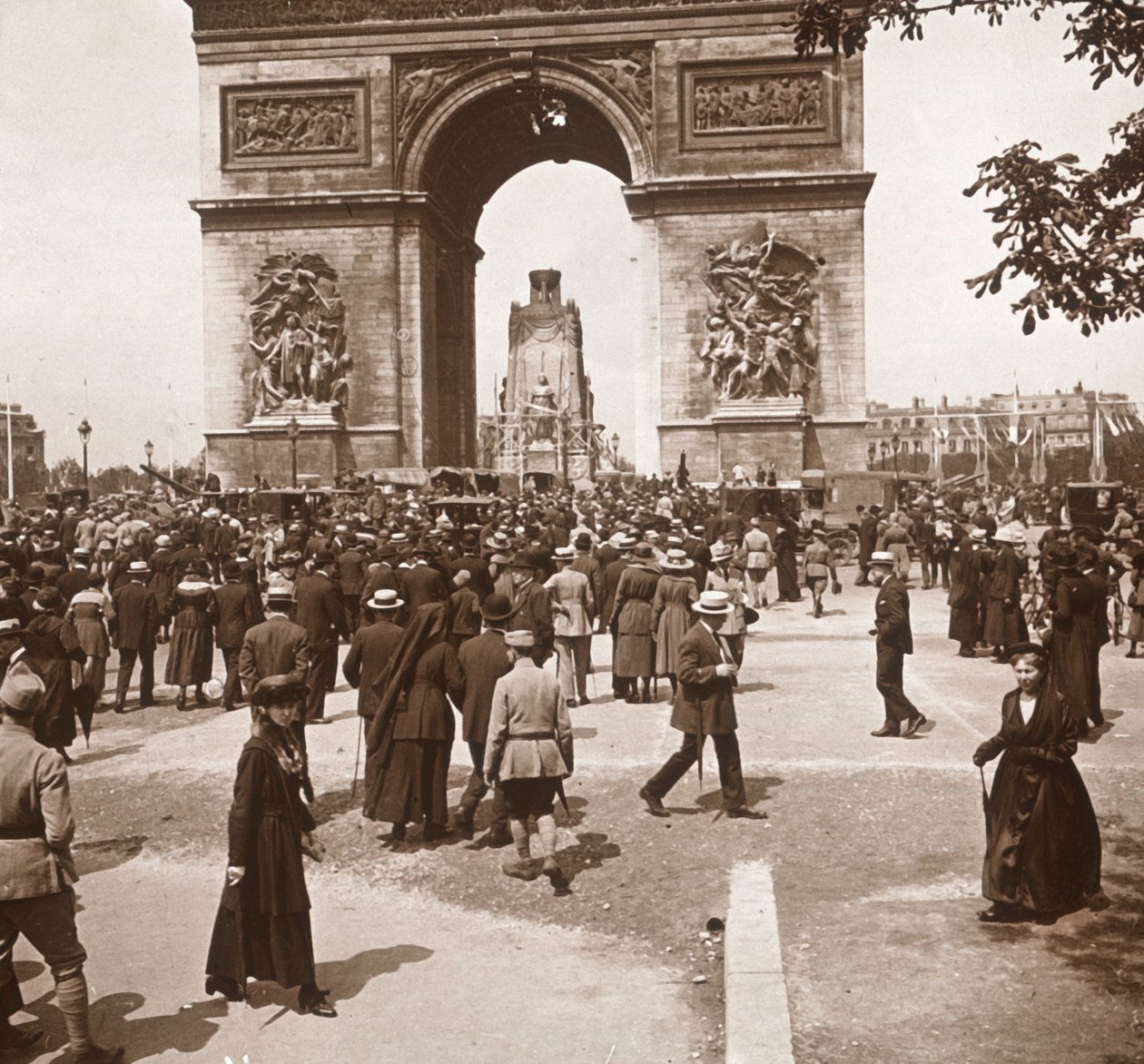 Segerfirande, civila vid Triumfbågen, Paris, Frankrike, juli 1919. av Unbekannt