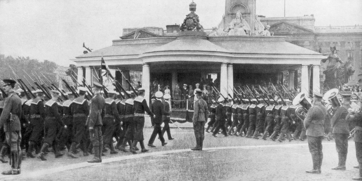Segerparad passerar Victoria Memorial och Buckingham Palace, London, 19 juli 1919 av Unbekannt