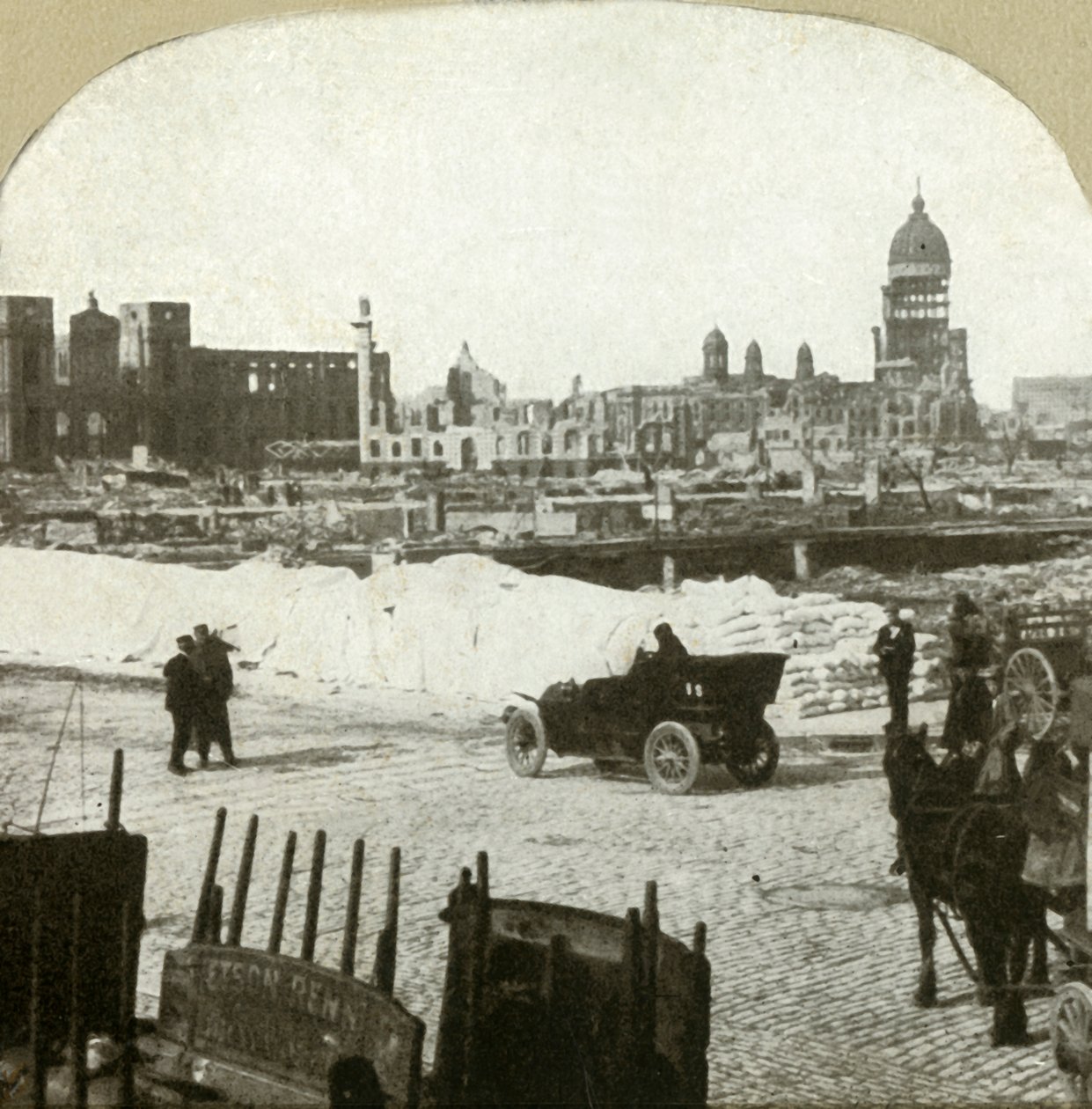 Utsikt från Moulder Schools distributionsstation, visar massor av mjöl på trottoaren, 1906. av Unbekannt