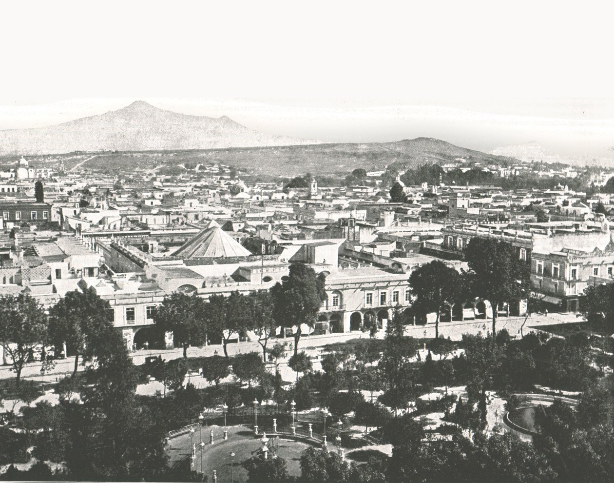 Utsikt från katedralen, Puebla, Mexiko, 1895. av Unbekannt
