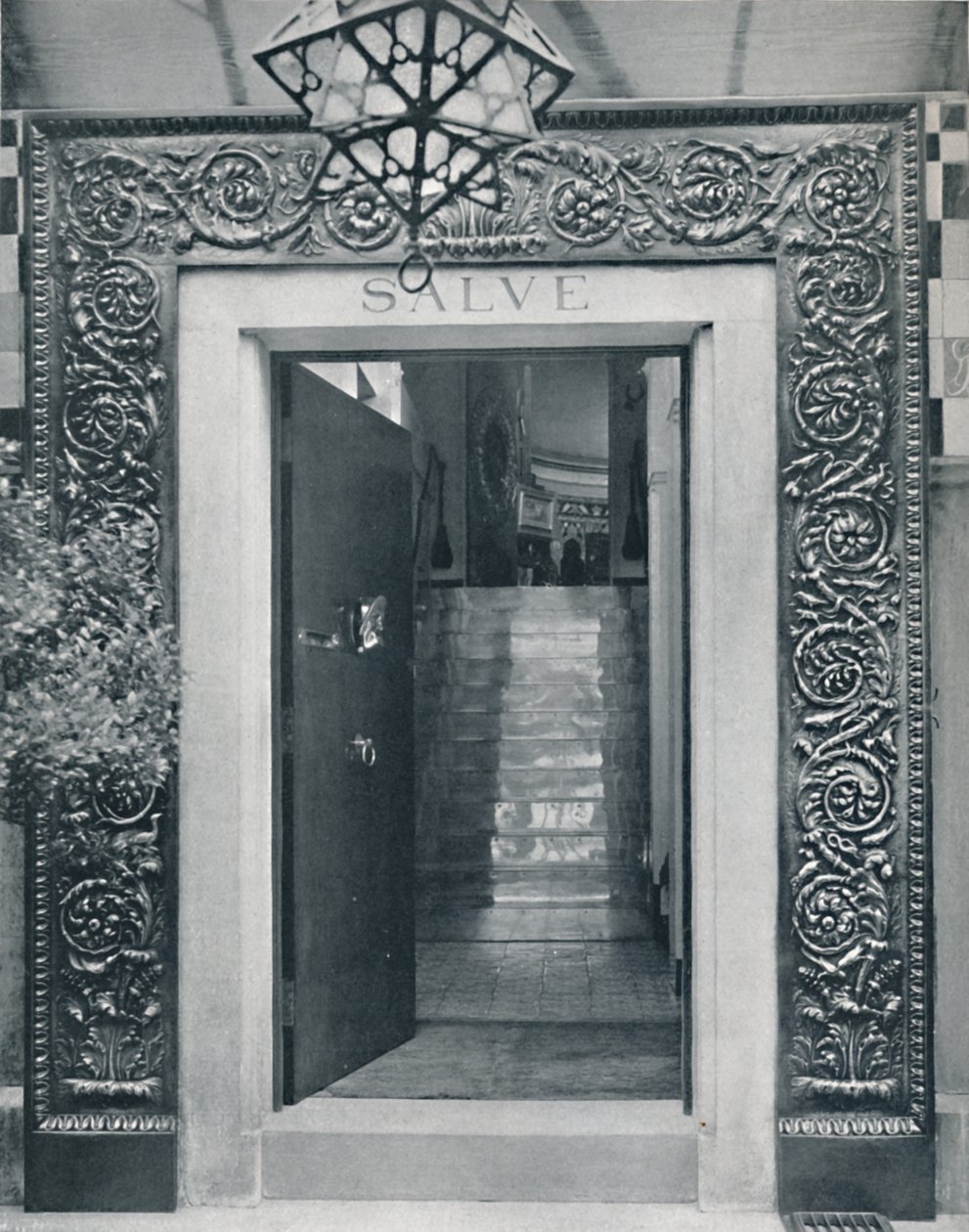 Utsikt in i Sir L. Alma-Tademas studio genom entrédörren, sent 1800-tal. av Unbekannt