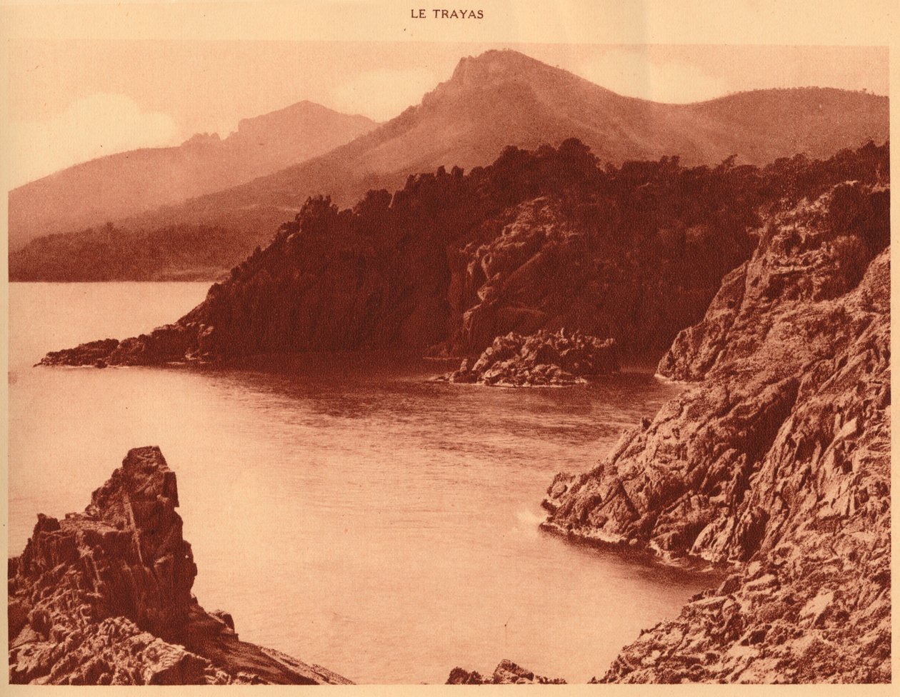 Utsikt över Aurelius-toppen och Cap Roux, Le Trayas, 1930. av Unbekannt