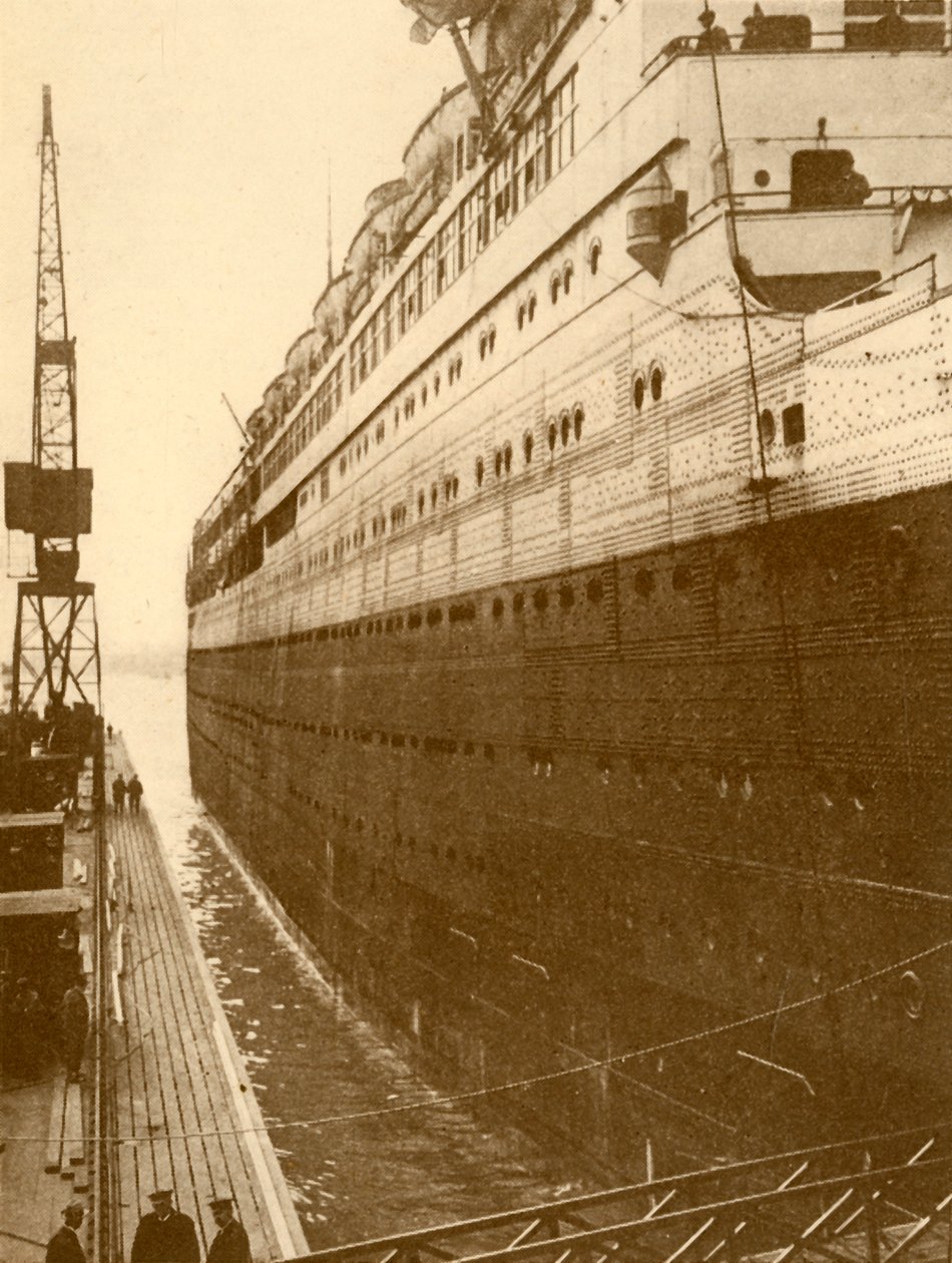 Vy över styrbords sida av majestätiska när hon gick in i den flytande torrdockan, c1930. av Unbekannt