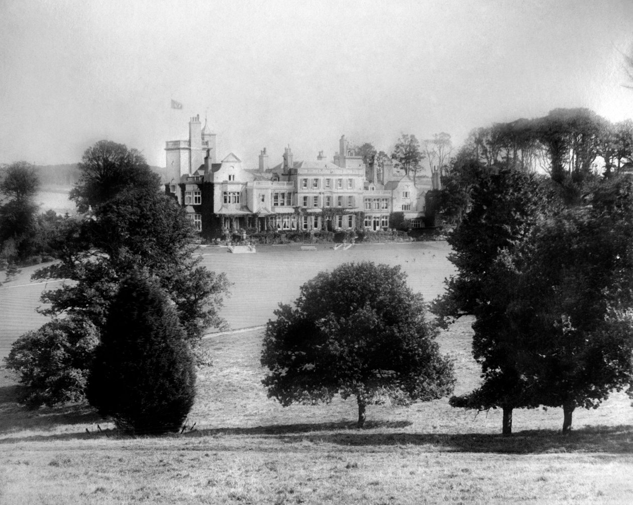 Vy över byggnaden mittemot fälten, c1882 av Unbekannt