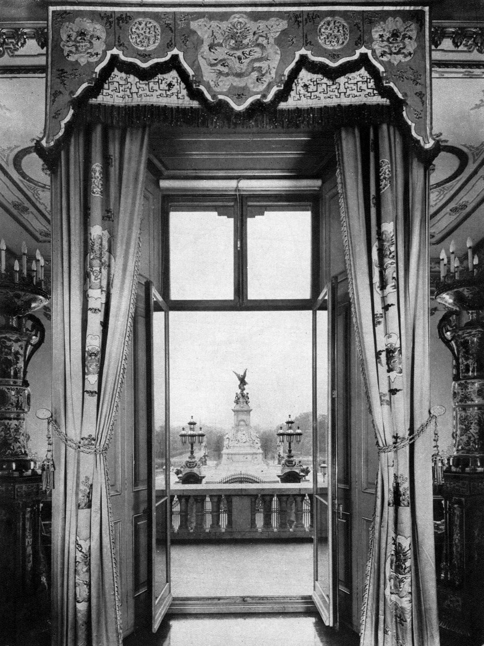 Utsikt över Victoriamonumentet inifrån Buckingham Palace, London, 1935 av Unbekannt