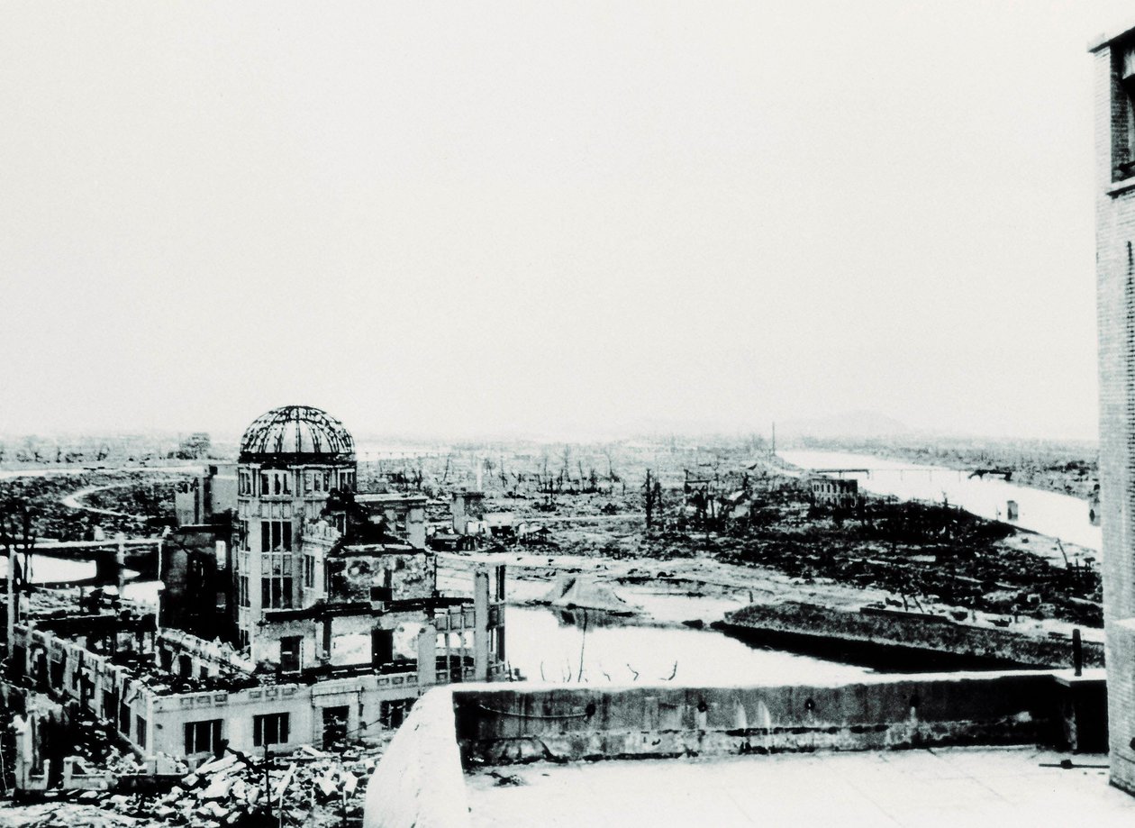 Utsikt över staden Hiroshima efter explosionen av atombomben: ruinen av jordbruksutställningspalatset av Unbekannt