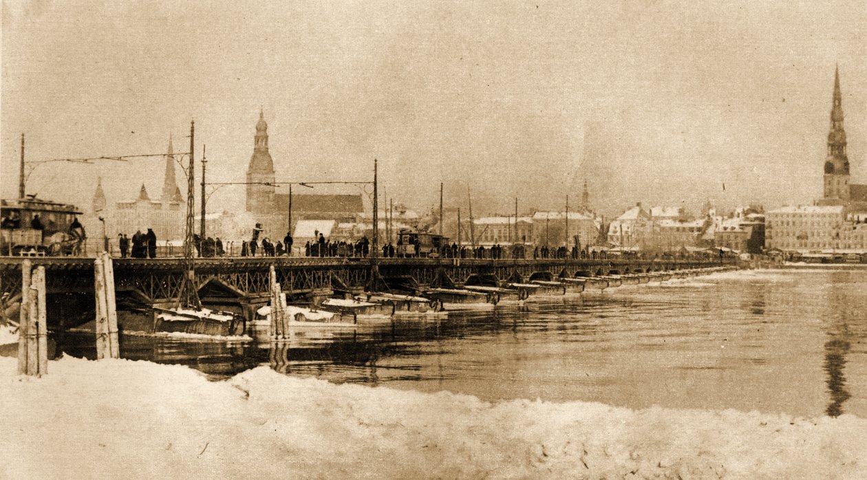 Vy över den flytande bron över Dwina, Riga, Lettland. 1915 (foto) av Unbekannt