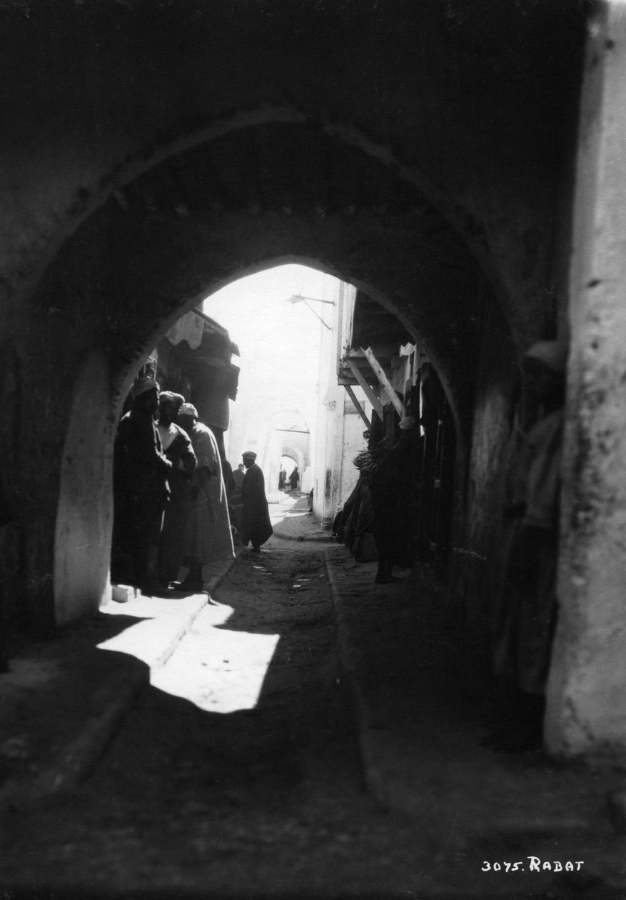 Utsikt genom en valvgång, Rabat, Marocko, c1920-c1930s av Unbekannt