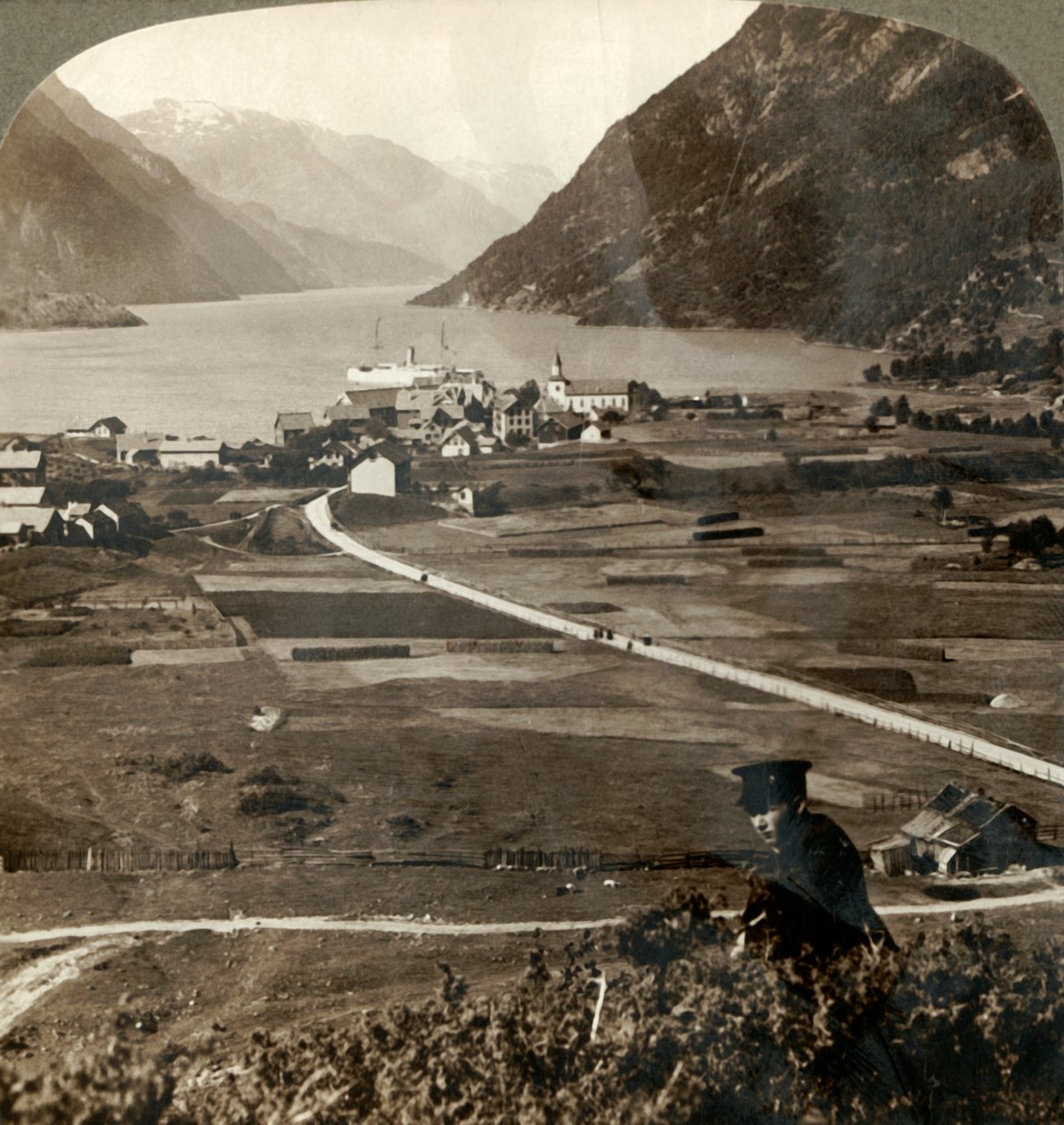 Bytak och soliga fält i Odde, N. uppför den smala bergväggarna Sorfjord, Norge, 1905. av Unbekannt