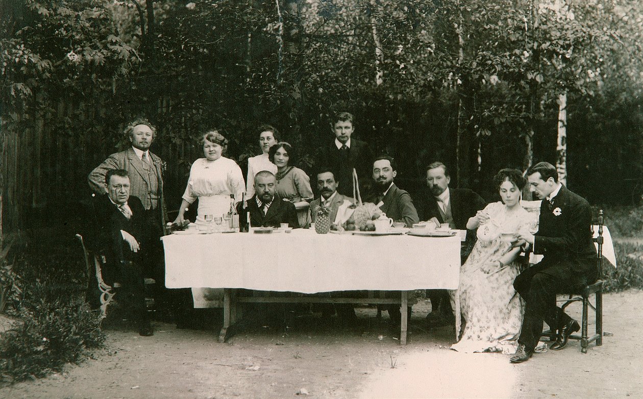 Besökare med ryske författaren Alexander Kuprin och hans familj, Gatchina, Ryssland, tidigt 1900-tal av Unbekannt