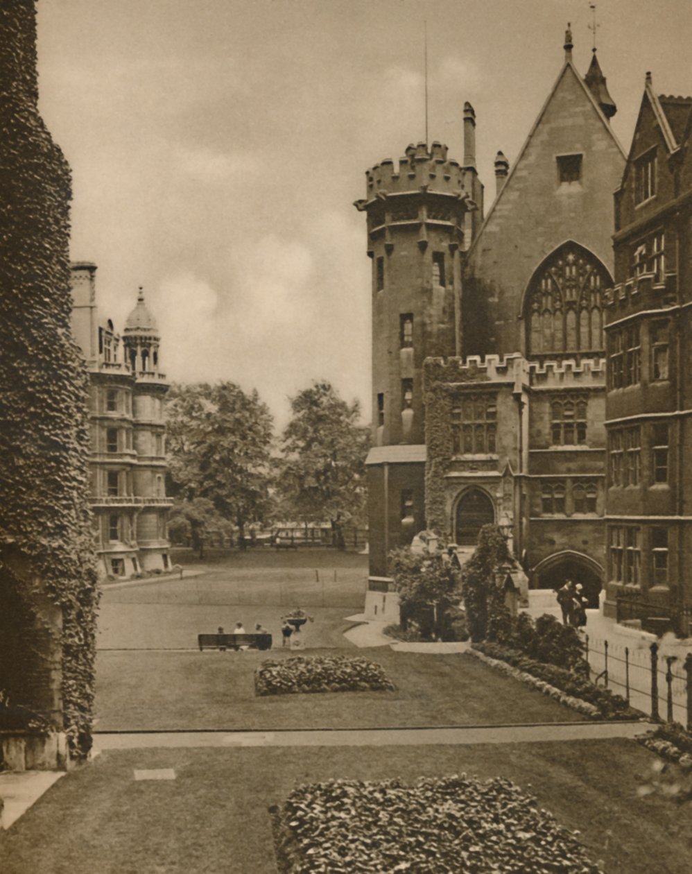 Utsikt över Middle Temple Gardens från Fountain Court, c1935. av Unbekannt